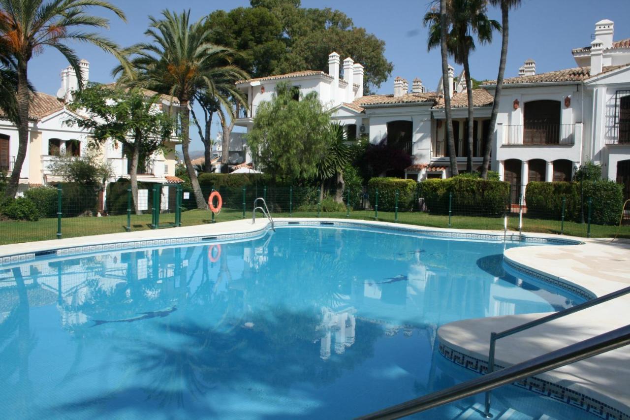 Adosada Laguna Beach Estepona Villa Exterior photo